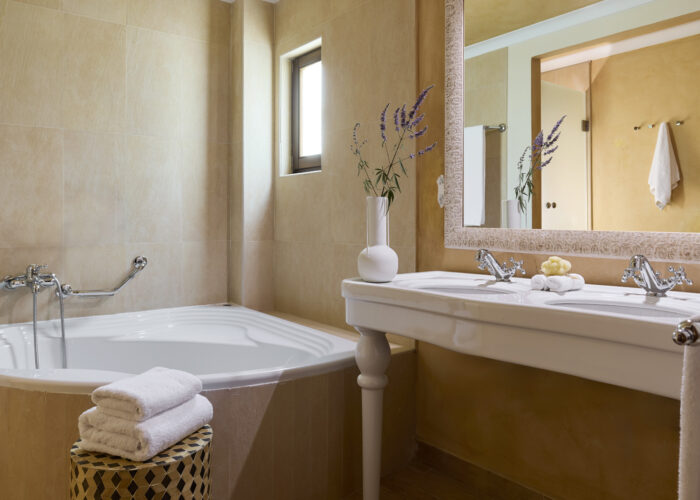 Mythica_Bungalow_Suite, Beachfront_1600x1050_gallery_7